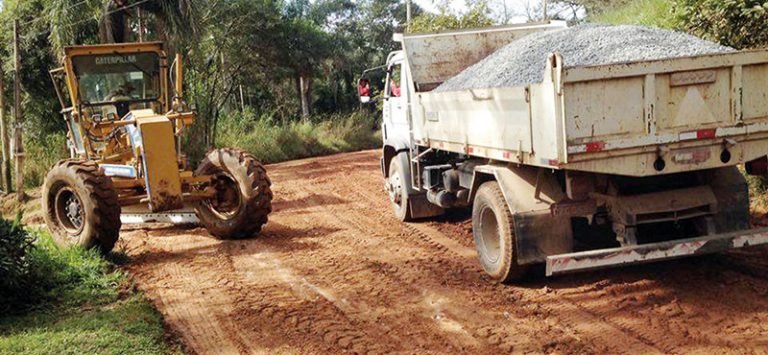 Prefeitura realiza mutirão para recuperar ruas afetadas pelas chuvas