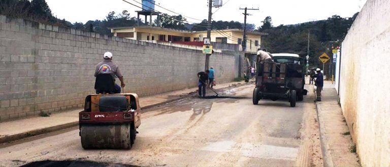 Secretaria de Obras recupera ruas  e estradas danificadas pelas chuvas