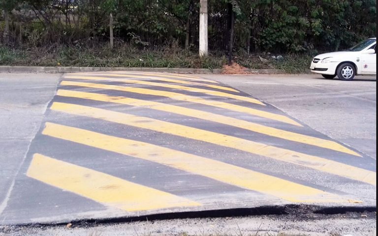 Redutor de velocidade é instalado na estrada SP-08