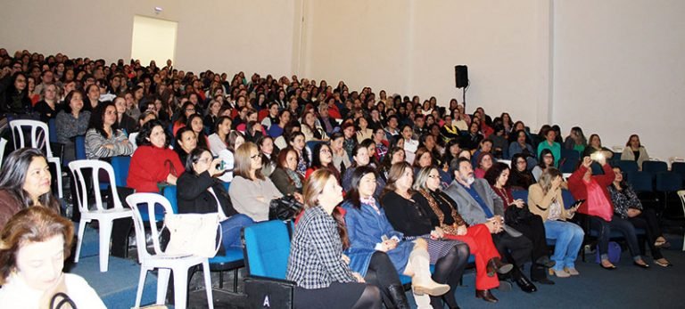 Educadores da rede municipal participam de palestra na abertura do segundo semestre letivo