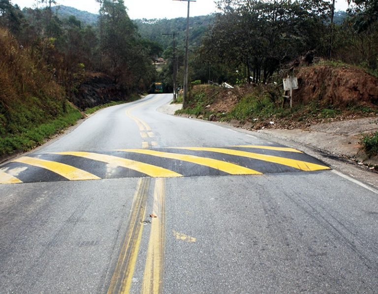 Departamento de Trânsito melhora sinalização na Estrada da Roseira