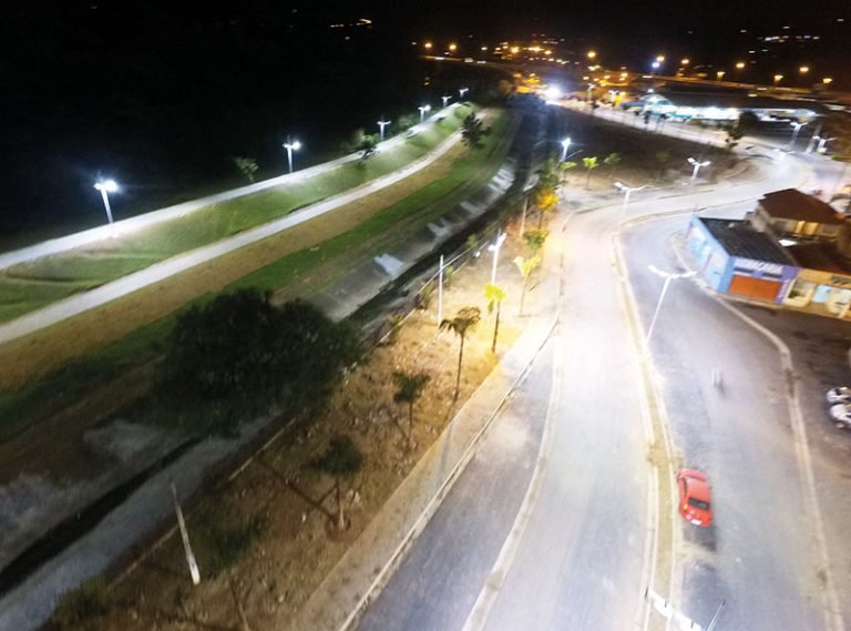 Paisagismo e iluminação no Parque Linear
