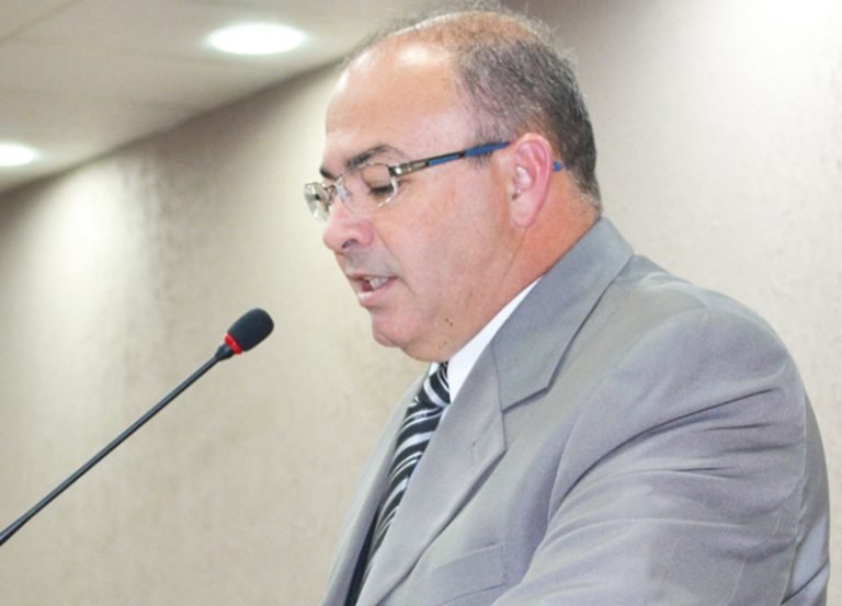 Rafael Tadeu pede serviços de manutenção em vários bairros