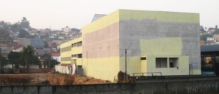 Relatório e processo desmentem informação de que calha entupida pode derrubar prédio do Central Educacional