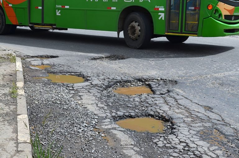 Buracos começam a aparecer pelas ruas e avenidas de Mairiporã