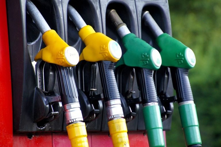 Em um ano, preço da gasolina cai 11% no Brasil