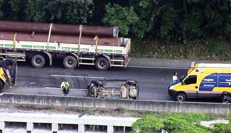 Semana começou com capotamento de caminhão e carro na Fernão Dias