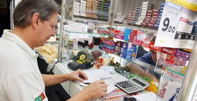 Fiado sobrevive apenas para clientes fieis e pessoas de confiança