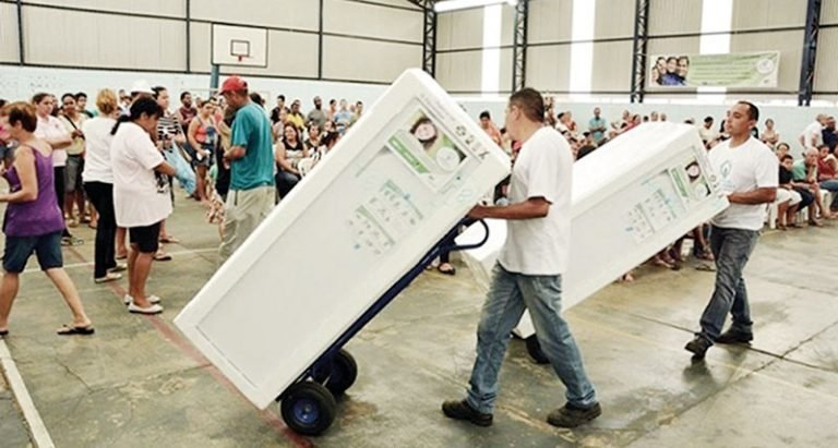 94 famílias de Mairiporã receberam novos refrigeradores da Elektro