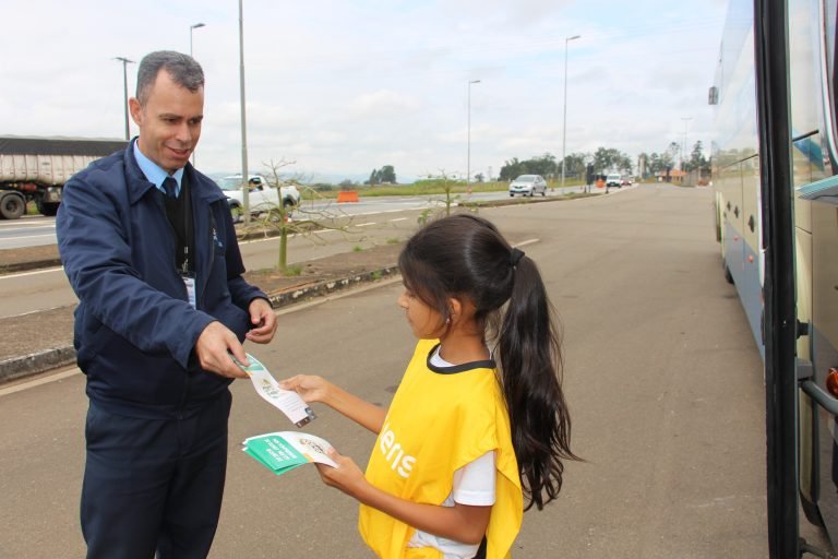 Blitz educativa sobre segurança foi realizada pela Arteris na Fernão Dias