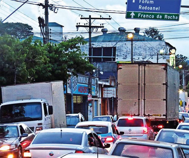 Restringir caminhões no centro é fundamental para o trânsito