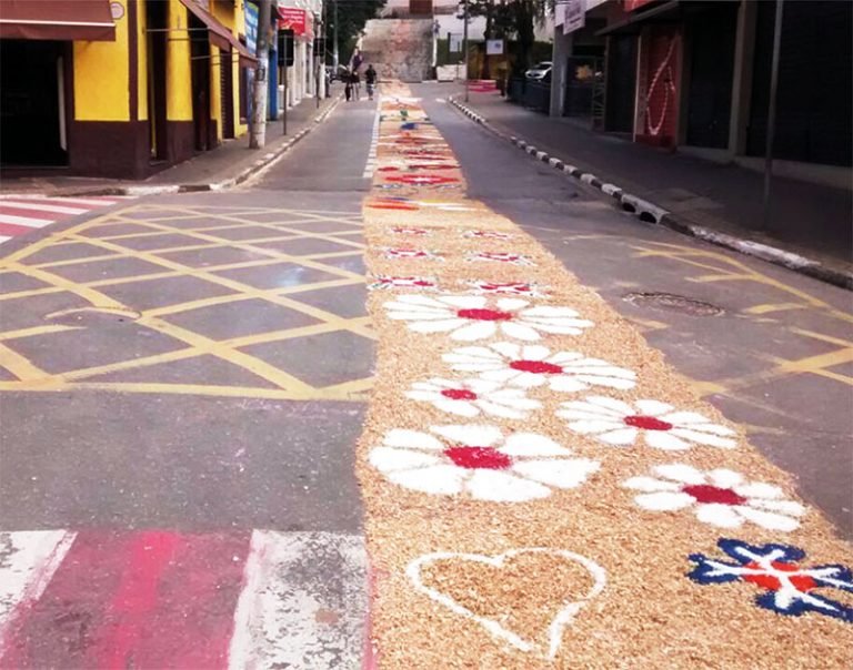 Católicos celebraram  Corpus Christi com procissão  e tapetes artesanais