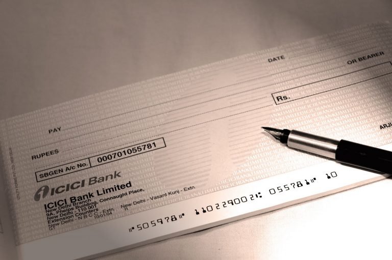 Cheques ainda sobrevivem em 1,5% das compras no comércio de Mairiporã