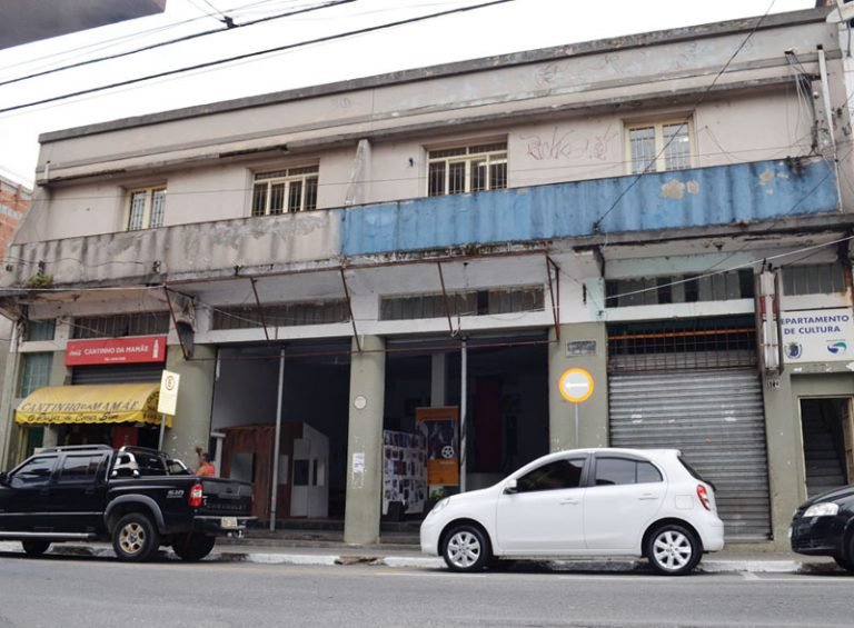 Sacada e marquise do Departamento de Cultura coloca transeuntes em risco