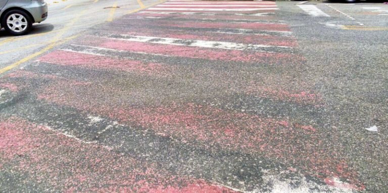 Faixas de pedestre apagadas