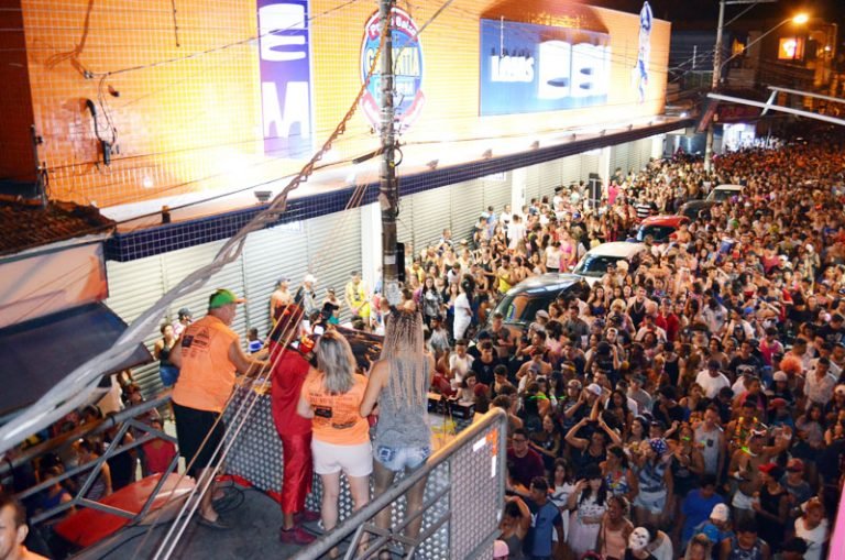 Blocos arrastaram milhares de foliões em Mairiporã