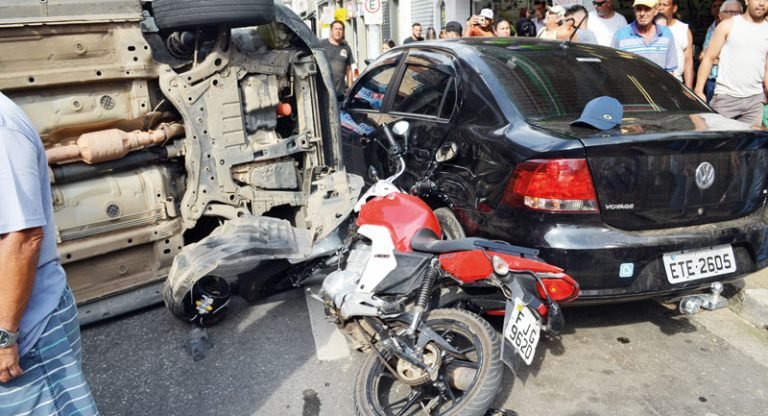 Vítima reage a roubo e derruba bandidos de moto na XV de Novembro