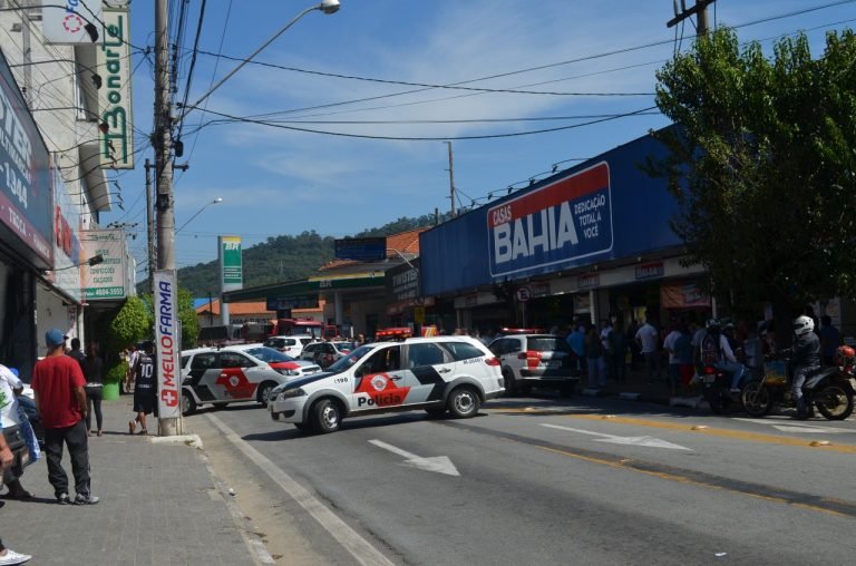 Tentativa de roubo nas Casas Bahia termina em tiroteio e prisões
