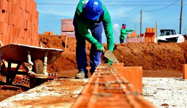 Trabalho que não exige qualificação cresce após crise