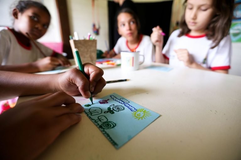 Idade mínima para ingresso no ensino fundamental é 6 anos