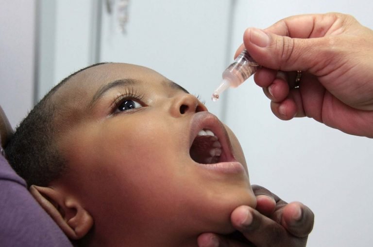 Vacinação contra pólio e sarampo começa neste sábado