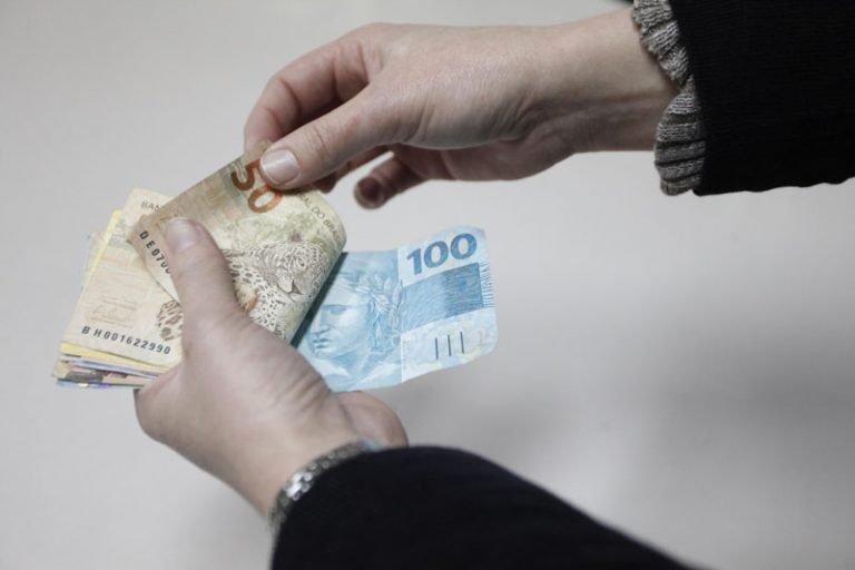 Quando as empresas precisam pagar o 13º salário?