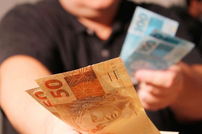 13º salário injeta R$ 31 milhões na economia da cidade