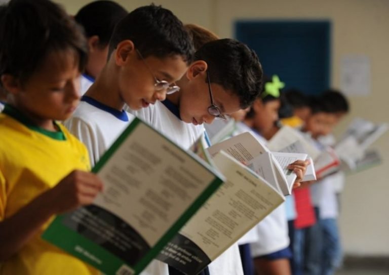 MEC ainda não comprou 10,6 milhões de livros previstos para rede pública