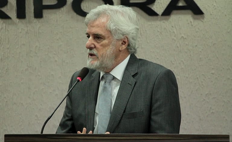 Depois de dois anos como secretário, Éssio assume cadeira na Câmara