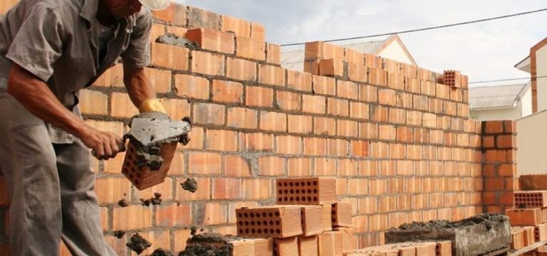 Construção Civil e Serviços demitiram mais em setembro na cidade