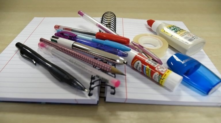 Consumidores devem estar atentos na compra de material escolar