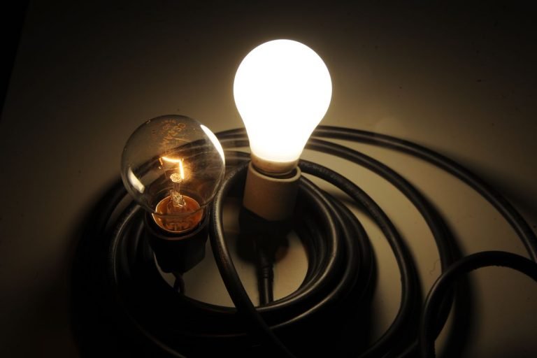 Contas de luz continuam com bandeira amarela em janeiro