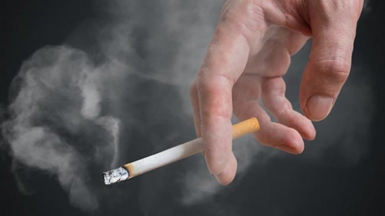 Fumantes e ex-fumantes sentem mais dores que outras pessoas, indica estudo
