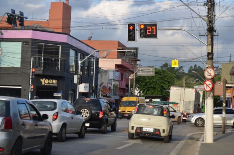Semáforos voltam a funcionar e travam o trânsito na cidade