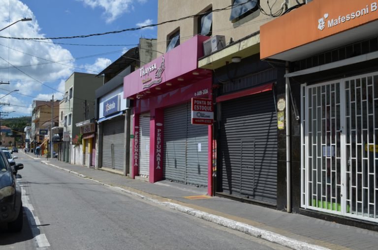 Comércio atende determinação  do Governo e fecha as portas