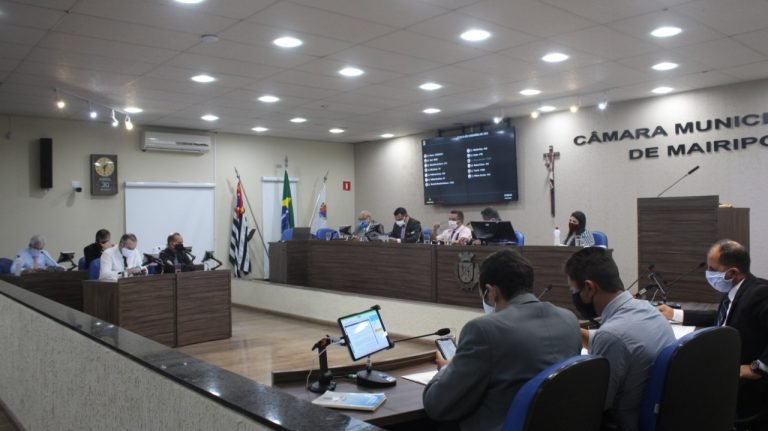 Vereadores recebem salários integrais por aspenas 1 sessão em abril