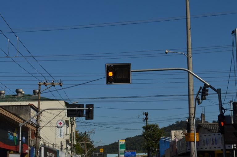 Prefeito consegue liminar e não depõe na CEI dos semáforos