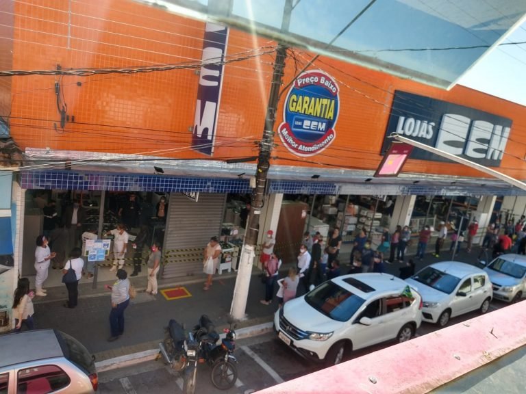 Movimentação intensa marca primeiro dia de flexibilização no comércio