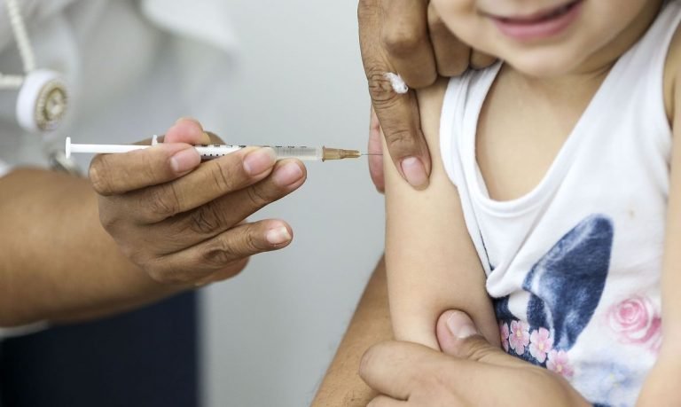 Crianças, grávidas, puérperas e adultos ainda não alcançaram a meta