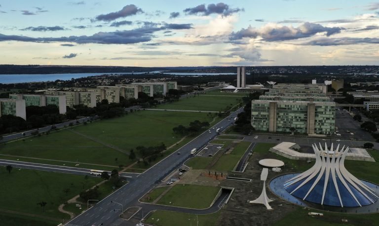 Reforma administrativa abrange os Três Poderes da União, de estados e municípios