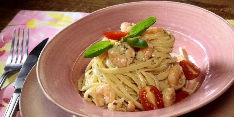 Talharim ao limone com camarões