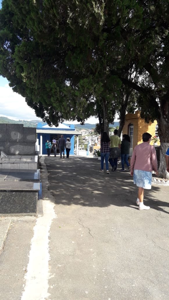 Cemitérios tiveram movimento abaixo do normal no Finados