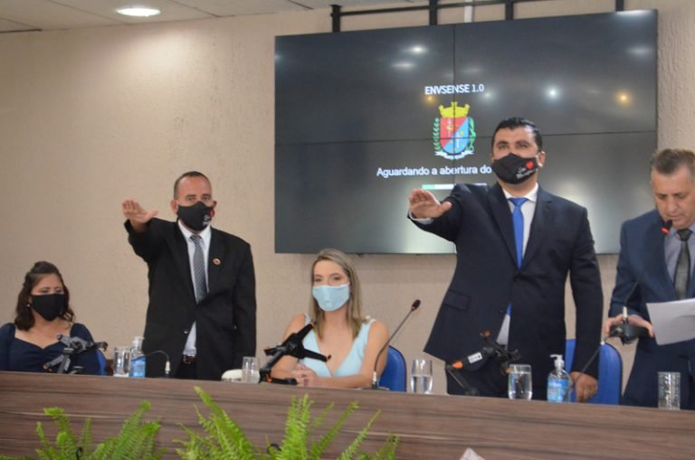 Aladim toma posse para governar a cidade pelos próximos 4 anos