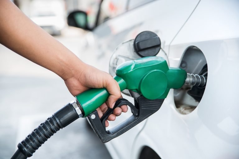 Postos já vendem litro da gasolina acima de R$ 5 e etanol também aumenta