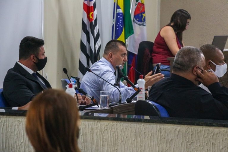 Valdeci América sugere convênio com clínica para reduzir tempo de espera por exames
