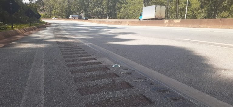 Rodovia Fernão Dias reforça sinalização horizontal com tachas refletivas de vidro