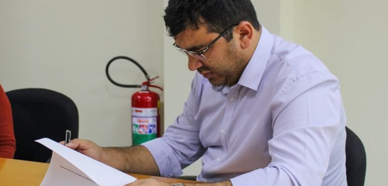Prefeito sanciona duas leis para incremento da economia