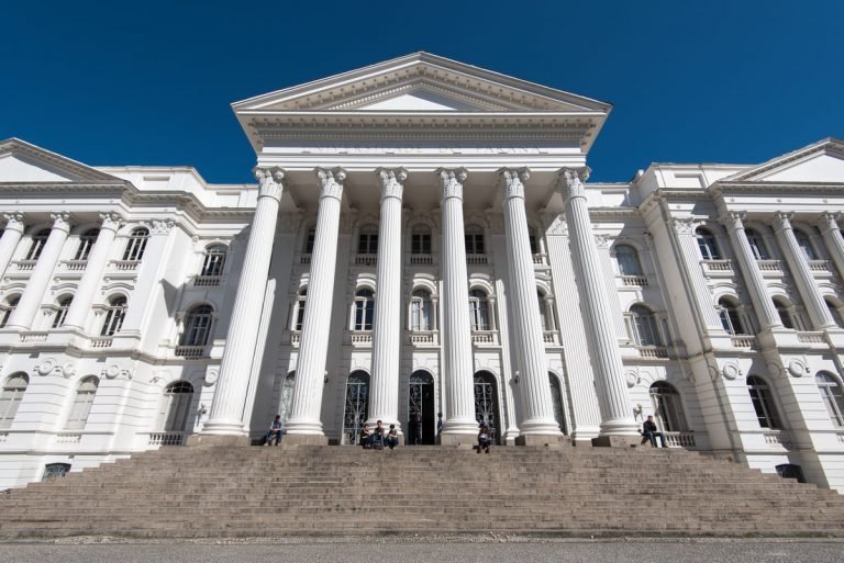 Universidades federais têm até dezembro para adotar diploma digital