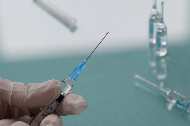 Vacinação neste sábado para pessoas com 72+ e segunda dose para quem tem 80+