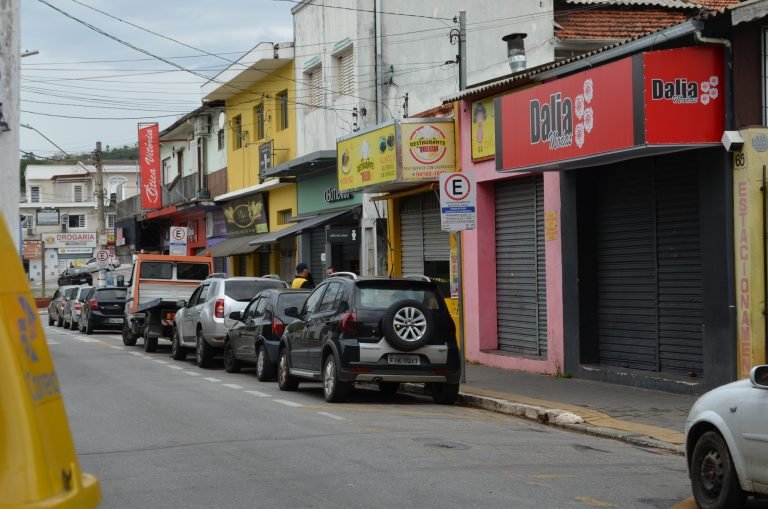 Governo libera abertura do comércio a partir de domingo